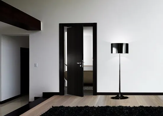 Комплект SWING для двери высотой 2100мм и шириной 565-915мм, цвет - черный, с доводчиком, в проём фото купить Рязань